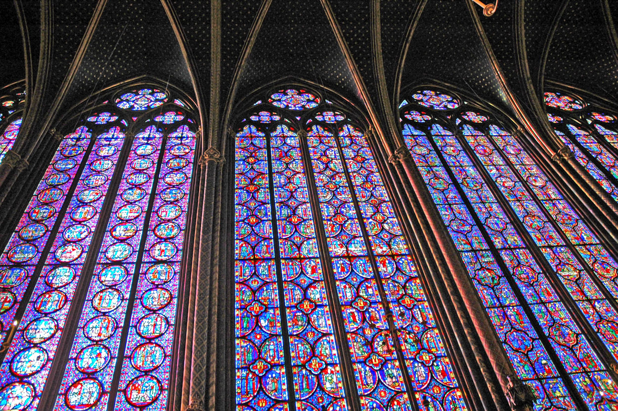 vetrate colorate viste dall'interno di una chiesa