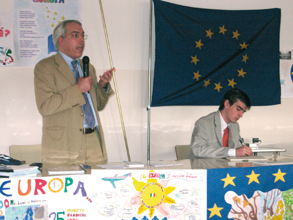 Foto di un intervento del Prof. Marco Mascia, V. Direttore del Centro Diritti Umani, con gli studenti di una scuola superiore nell'ambito del Progetto Europa-Ludens per la creazione di una rete di scuole attive nella promozione di Laboratori permanenti per l'educazione alla cittadinanza europea, 2006