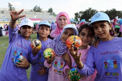 bambini_giocano_in_campo_scuola_UNRWA