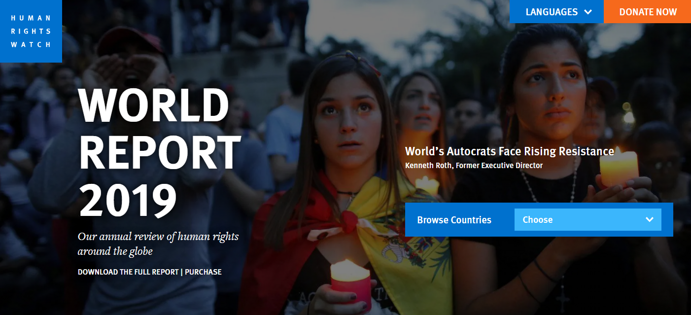 Immagine di copertina del rapporto mondiale 2019 di Human Rights Watch, manifestanti anti-governativi in Venezuela occupano le strade per una fiaccolata in onore dei manifestanti uccisi negli scontri con le forze di polizia