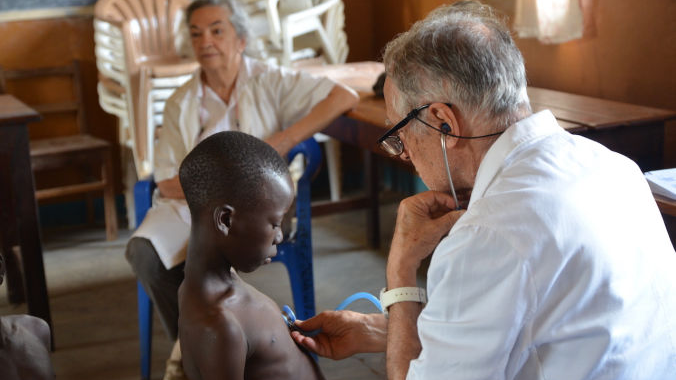 (Orphans) I fondatori dell'associazione durante una visita sanitaria ai bimbi orfani, inclusi in uno dei 10 progetti sociali rivolti alle fasce più svantaggiate.