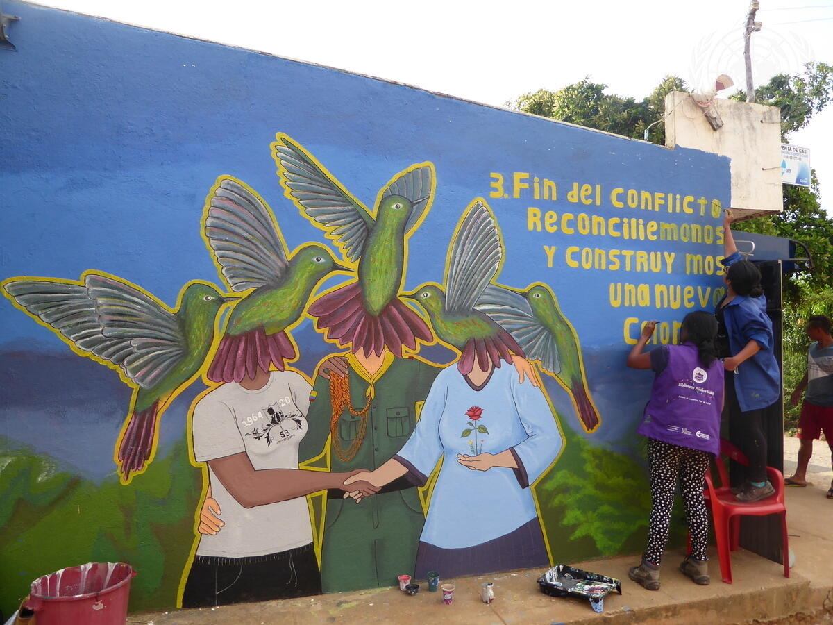 The UN Verification Mission in Colombia (UNVMC) local team in San José de Oriente participated in a project called "Paint your voice", organized by the Mobile Public Library. Other participants included members of the local community, ex-combatants of the FARC-EP (Revolutionary Armed Forces of Colombia – People’s Army), and representatives of the Office of the High Commissioner for Peace.
The project included the creation of a series of murals related to the final peace agreement. This mural focuses on the theme of point 3 of the peace agreement, the end of conflict.