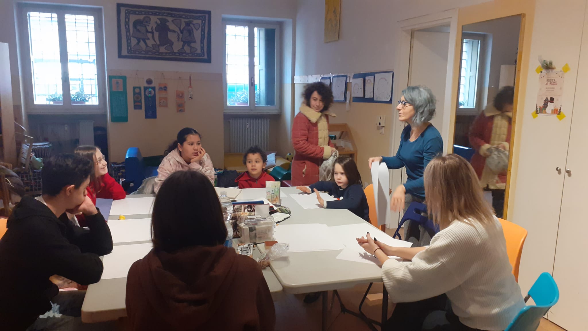 Bambini: progetto di autogestione mamme-bambini nei giorni di chiusura della scuola, compresa l'estate. Nella foto un momento di arteterapia per i piccoli.