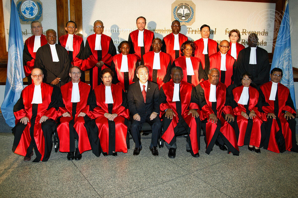 Il Segretario Generale delle Nazioni Unite posa per una foto di gruppo con i giudici del Tribunale Penale Internazionale per il Ruanda