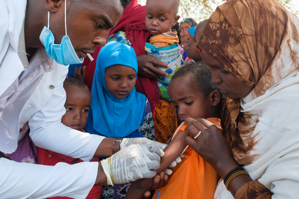 "Tutela della salute nella comunità di Harawa (Etiopia)". Vaccinazioni ai bambini durante le uscite con la macchina ambulanza verso i villaggi più remoti.