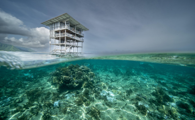 La controversa torre dei giudici in alluminio che sovrasta la laguna incontaminata di Tēahupo&rsquo;o