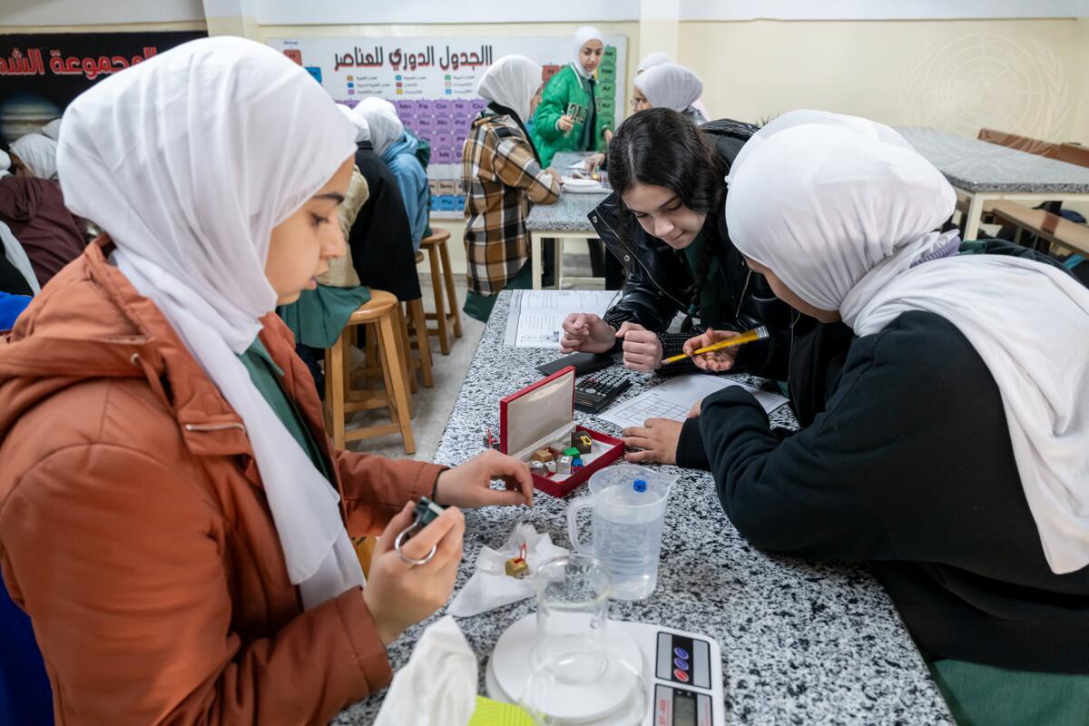 Studenti durante una lezione di scienze in una scuola femminile gestita dall'Agenzia delle Nazioni Unite per il soccorso e l'occupazione dei rifugiati palestinesi nel Vicino Oriente (UNRWA) nel campo di Wihdat per i rifugiati palestinesi ad Amman, in Giordania.

Il Segretario generale António Guterres (non nella foto) ha visitato la scuola mentre si trovava in Giordania.