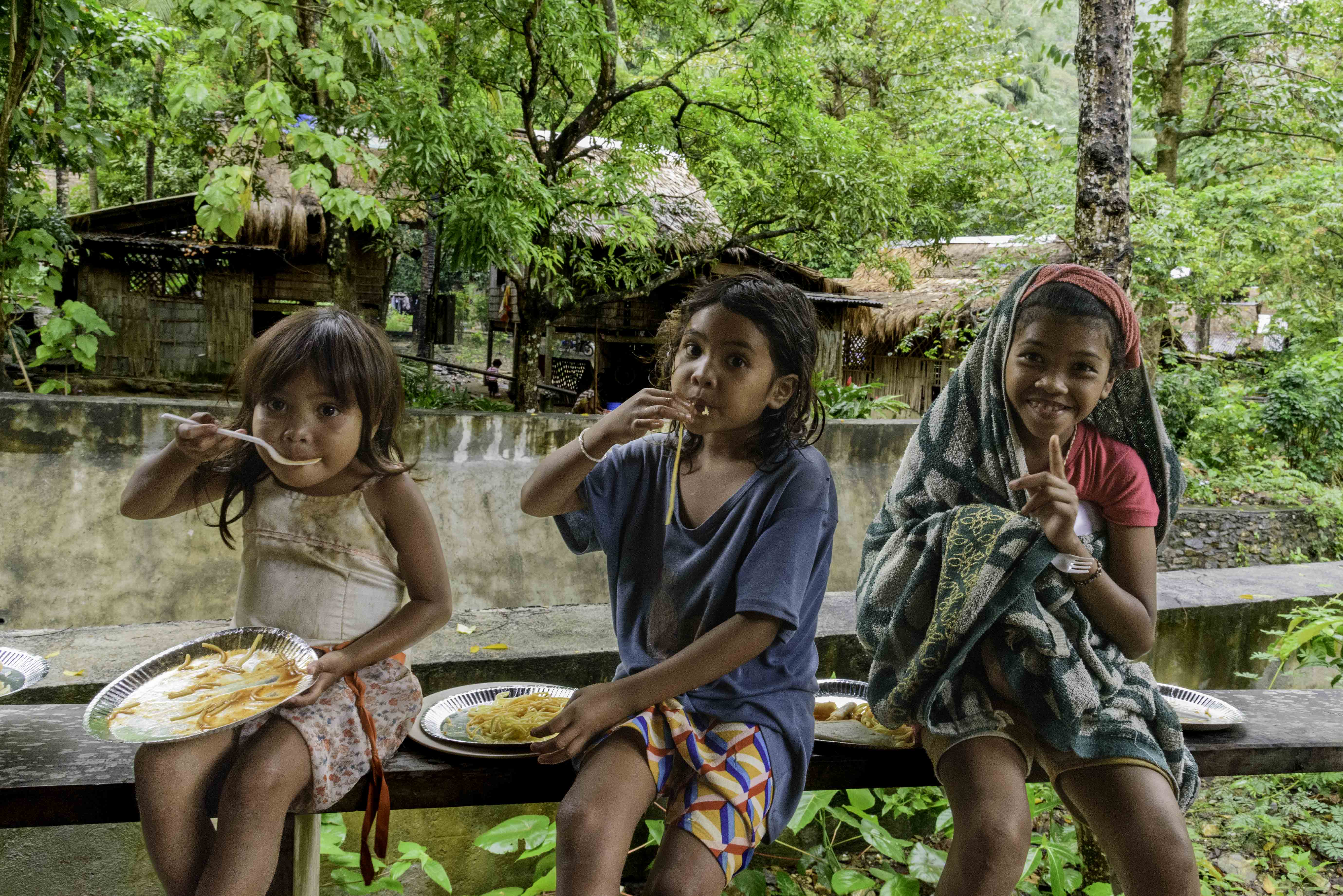 Kids Feeding – Mangyan Village, Mindoro Island (Filippine)