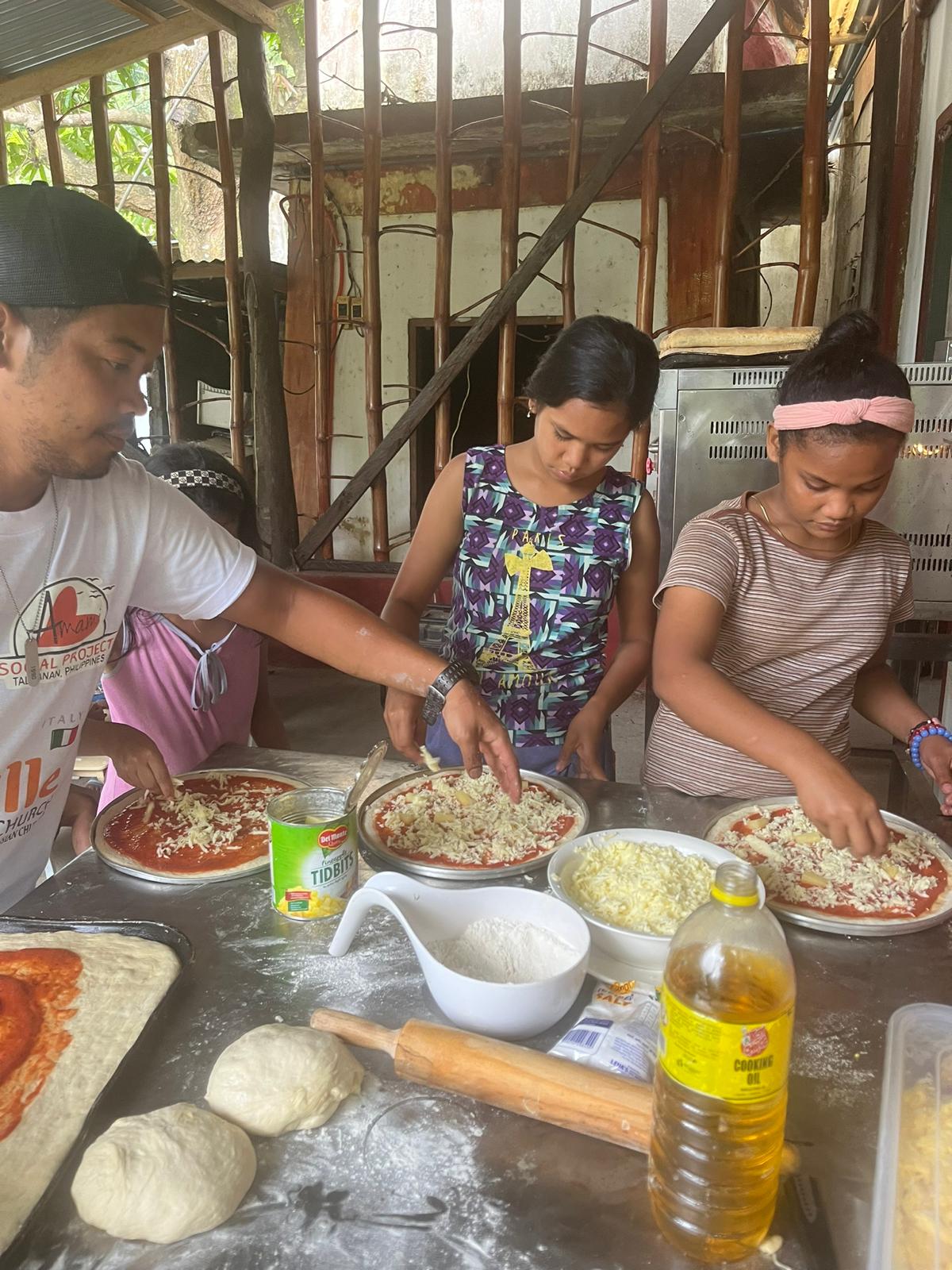 Kids feeding, Kito Social Bakery – Mindoro Island (Filippine)