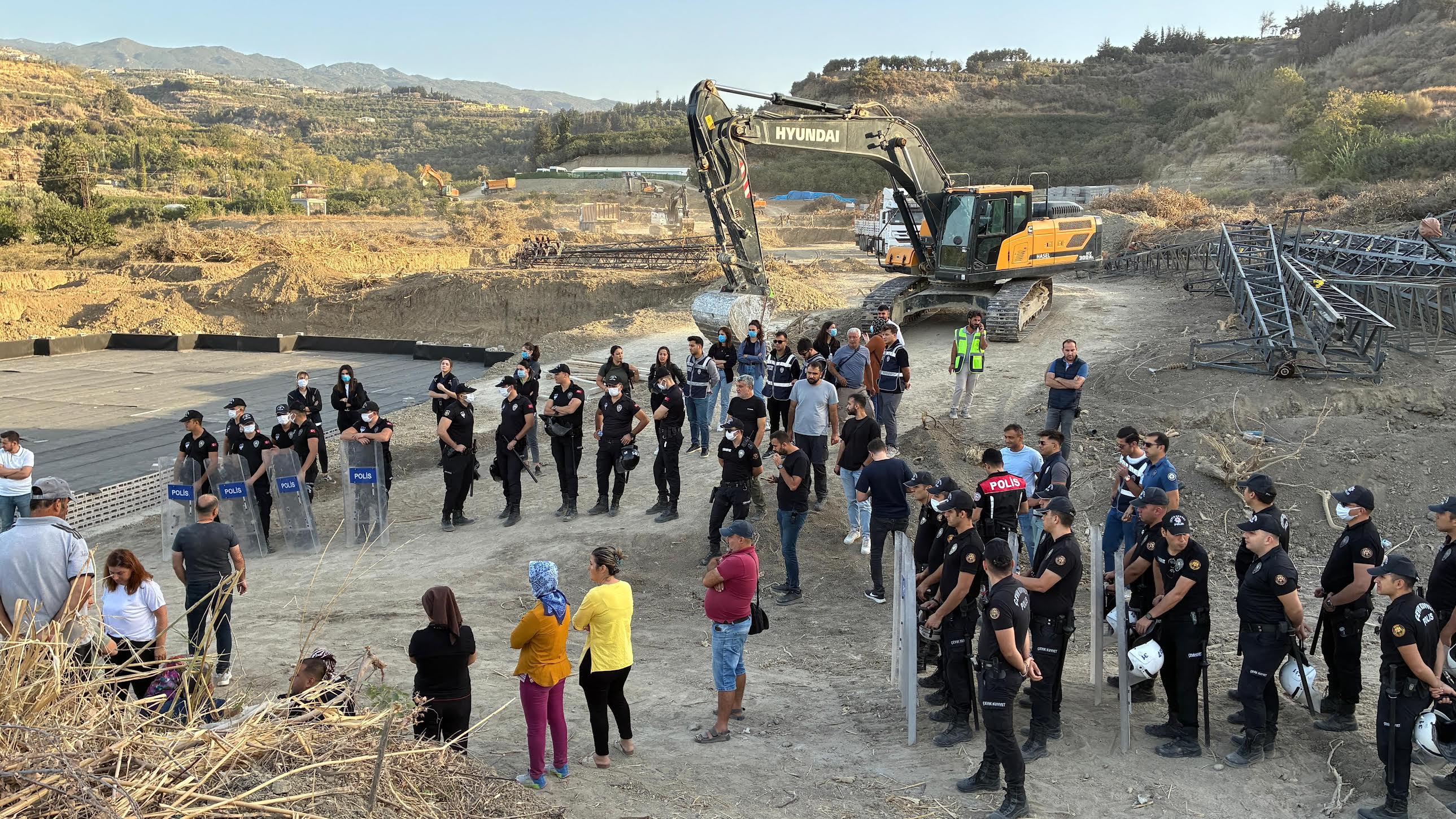 Villagers of Samandağ-South East Turkey- confront the security forces, resisting against land grabs.