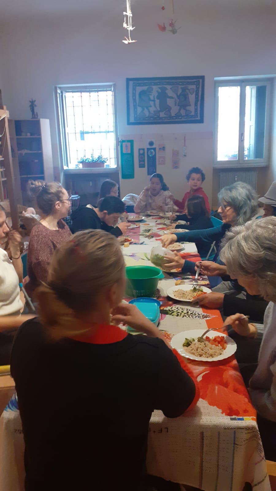 Mangiare insieme: Casa di ramìa è un luogo a accesso libero.  In cucina spesso le donne presenti si organizzano mettendo insieme ciò che hanno per mangiare insieme.