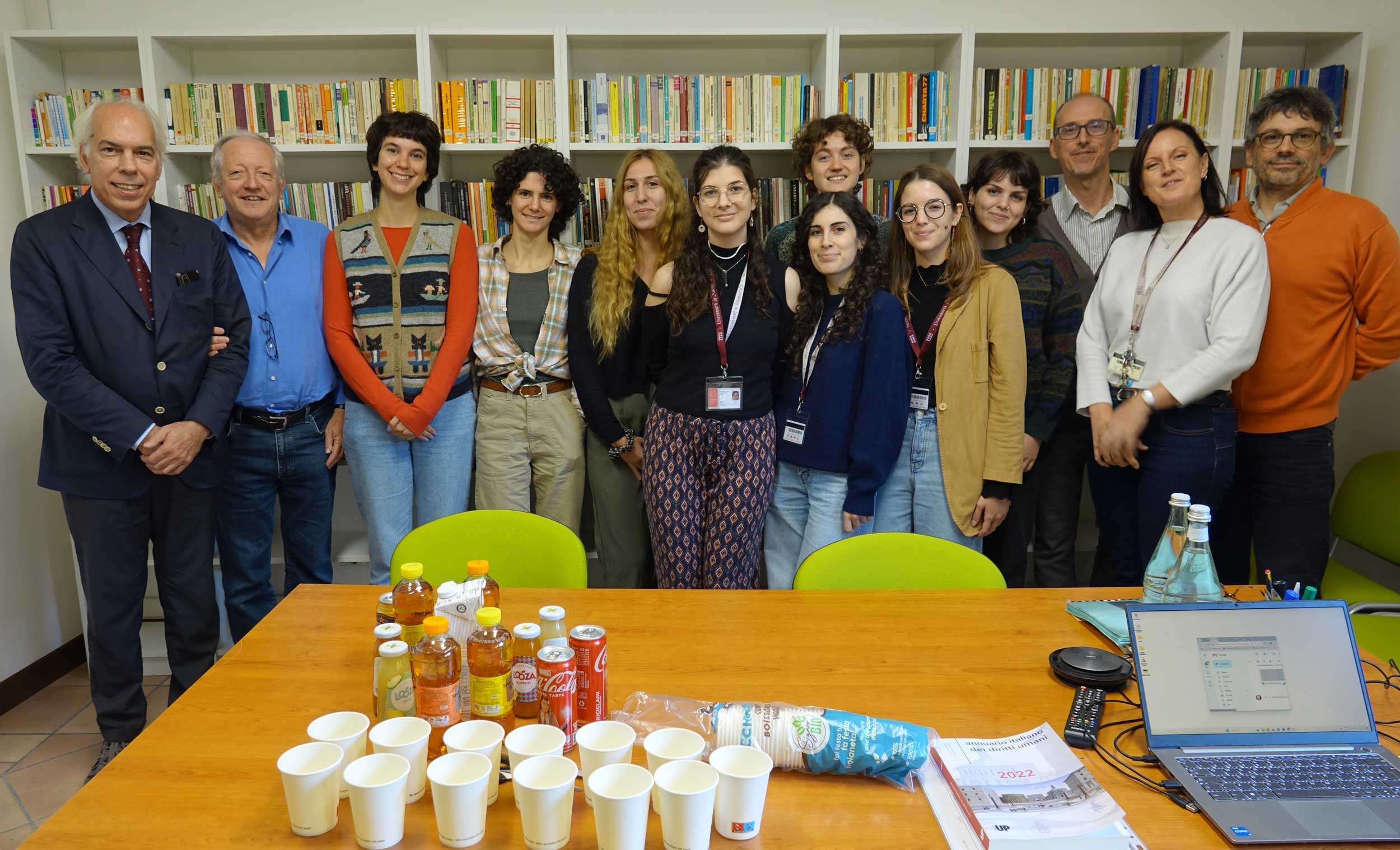 Volontarie in servizio civile e staff del Centro diritti umani on Sergio bergami in rappresentanza del MIR di Padova, in occasione dell'allestimento del fondo librario donato dal Mir al Centro.