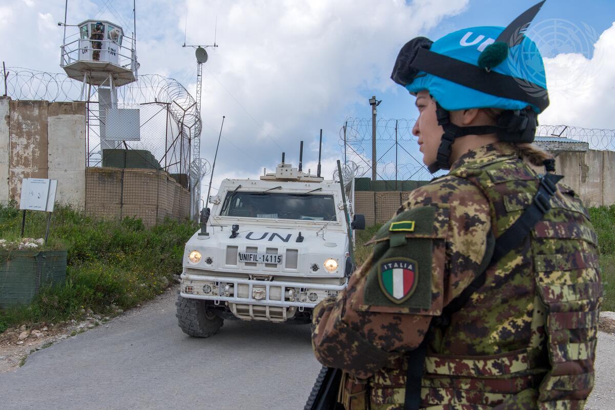 La peacekeeper Laura Rozzoni in servizio con la United Nations Interim Force in Libano (UNIFIL) si prepara per il pattugliamento giornaliero lungo la Linea Blu nel Libano del Sud.